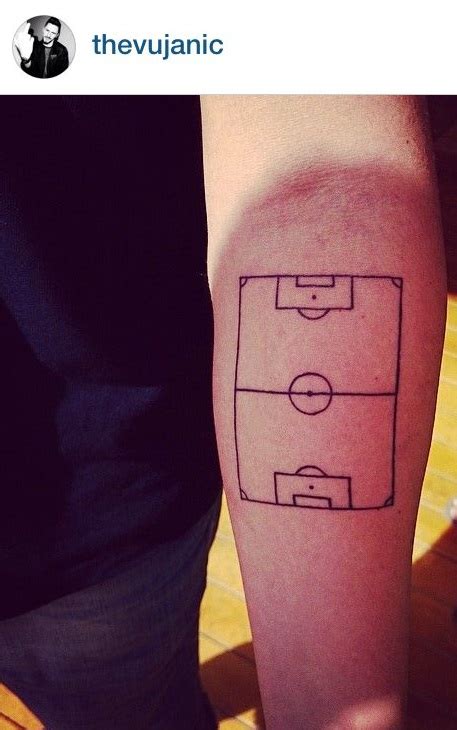 tatuajes pequeos de ftbol|10 Tatuajes pequeños de fútbol para proclamar tu。